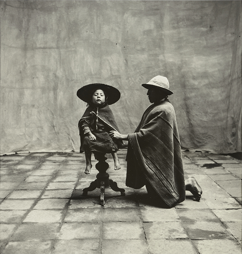 Foto: Irving Penn.Padre de rodillas con niño sentado, estudio Chambi. Cusco, 1948